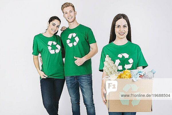 Glückliche Frau mit einem Karton voller recycelter Gegenstände