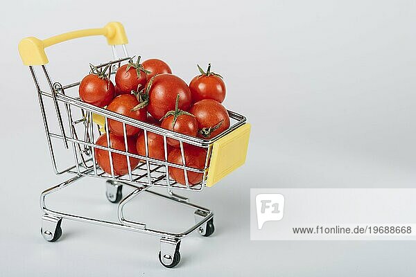 Frische Bio Tomaten Wagen weißer Hintergrund