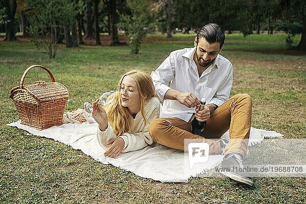 Ehemann Frau mit Picknick zusammen im Freien