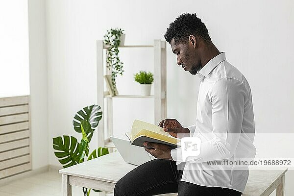 Seitenansicht afroamerikanischer Mann beim Lesen