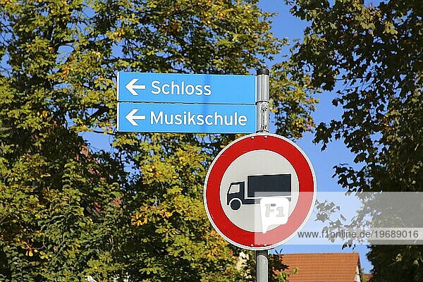 Wegweiser zum Pfullinger Schloss und Musikschule  Verkehrsschild  Verkehrszeichen  LKW-Verbot  Verbot für Lastkraftwagen  Pfullingen  Baden-Württemberg  Deutschland  Europa