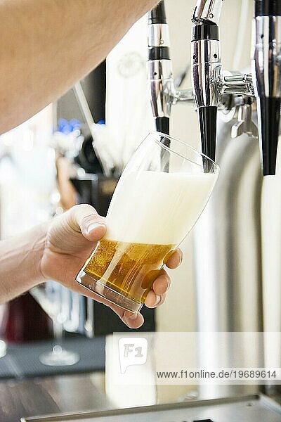 Barkeeper schenkt frisches Bier aus Kneipe