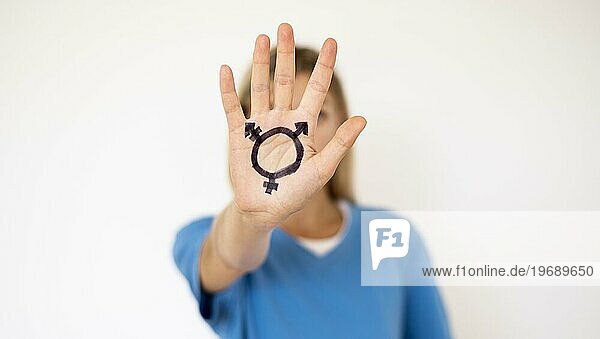 Vorderansicht Hand mit Transgenderzeichen