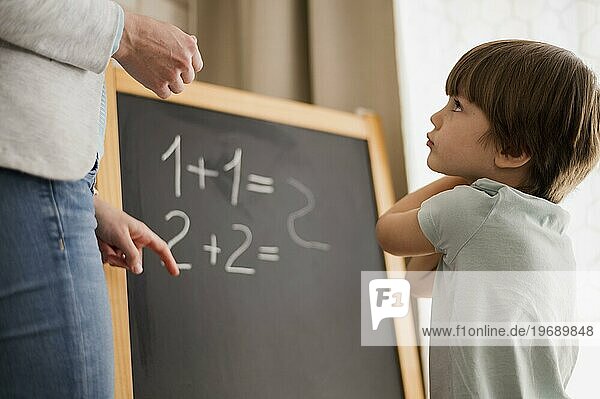 Seitenansicht Kind zu Hause im Mathematikunterricht