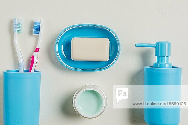 Zahnbürsten Creme Seifenspender Seife blaün Behälter mit Creme weißem Hintergrund