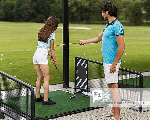 Golftrainer unterrichtet Anfänger