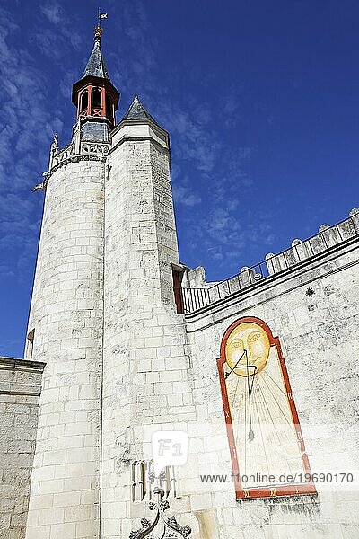 Historisches Rathaus von La Rochelle  Hôtel de Ville  Glockenturm Belfried und Sonnenuhr  Departement Charente-Maritime  Frankreich  Europa