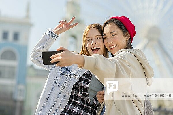 Freundinnen nehmen selfie mit london eye