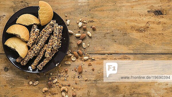 Dryfruits Kekse Müsliriegel aus Holz strukturierter Hintergrund