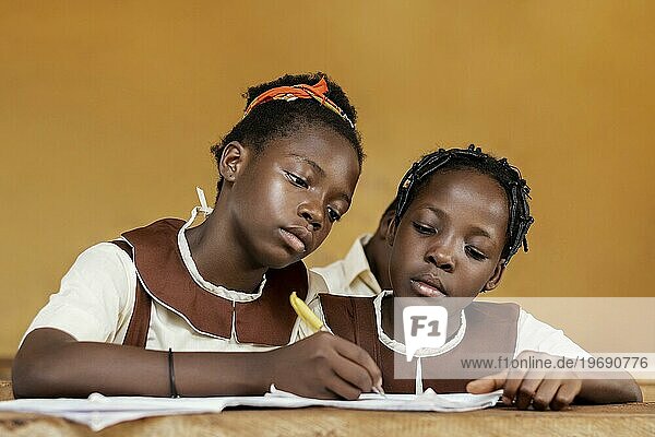 Gruppe afrikanischer Kinder beim gemeinsamen Lernen