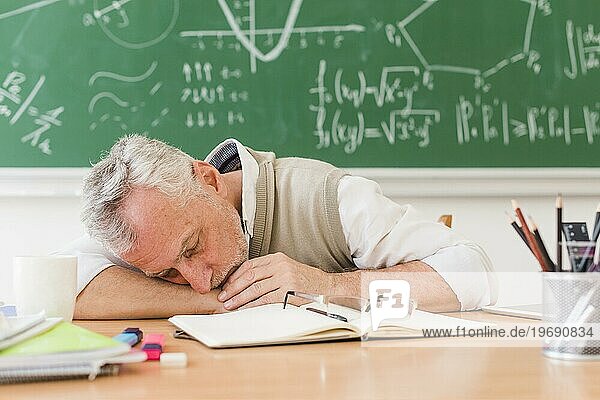 Grauhaarige Lehrerin mit Schlaftisch
