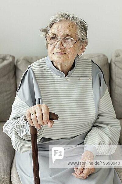 Großmutter mit Brille zu Hause