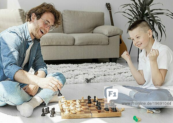 Kind gewinnt Spiel Schach