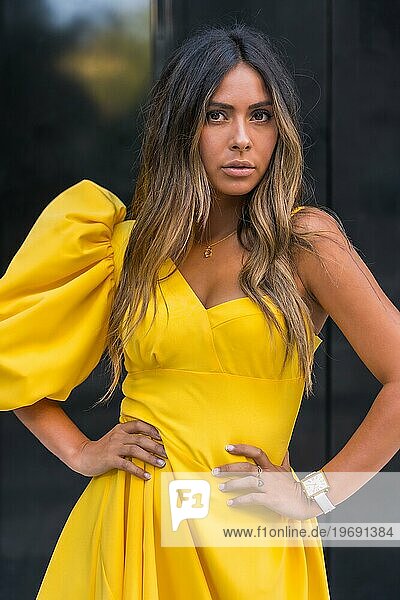Vertikale Foto einer sinnlichen Schönheit Frau in modischen gelben Kleid Blick in die Kamera