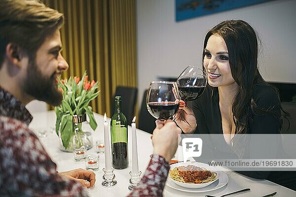 Liebevolle Menschen beim Wein Dinner