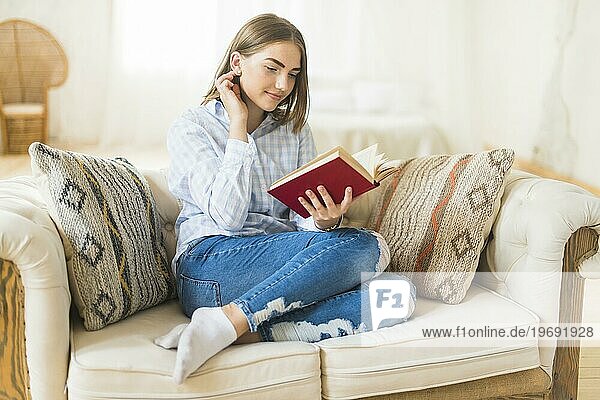 Lächelnde schöne Frau  die ein Märchenbuch liest