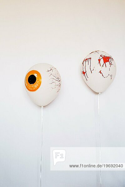 Gruselige Luftballons mit blutweißer Wand