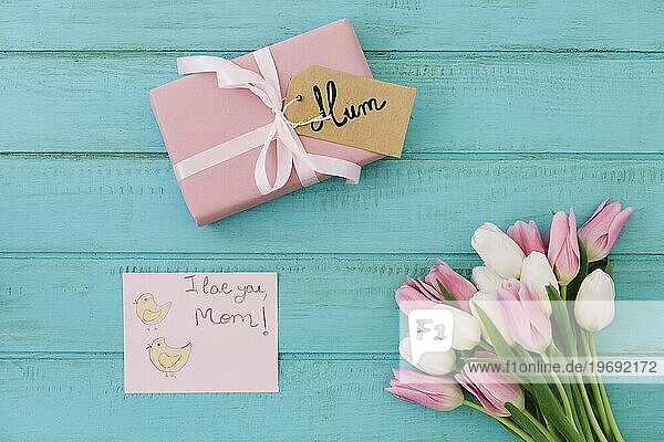 Ich liebe dich Mama Inschrift mit Tulpen Geschenk