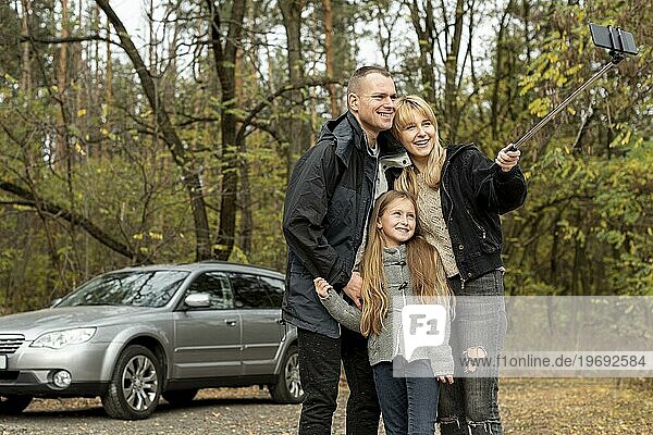 Glückliche Familie nimmt Selfie Natur