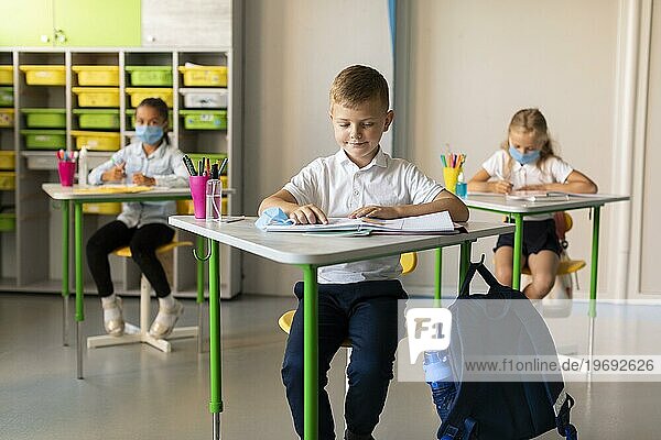 Kinder halten soziale Distanz im Klassenzimmer