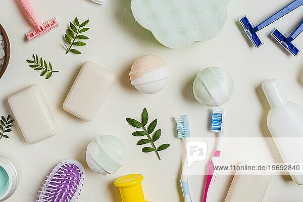 Zahnbürste Seife Badebombe rosa Rasierapparat Kosmetikprodukte weißen Hintergrund