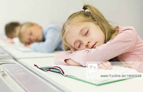 Seitenansicht Kinder schlafen auf ihrem Schreibtisch