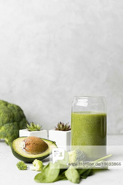 Glas köstlicher Avocado Smoothie