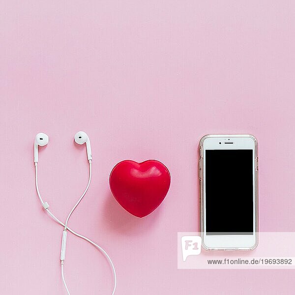 Rotes Herz Kopfhörer Smartphone rosa Hintergrund