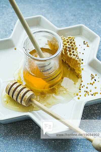 Honigtopf mit Honiglöffel Honigwabe Blumentablett