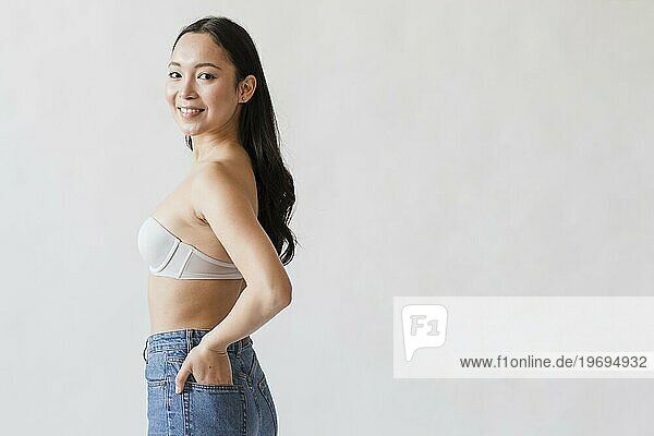 selbstbewusste asiatische Frau posiert BH Jeans