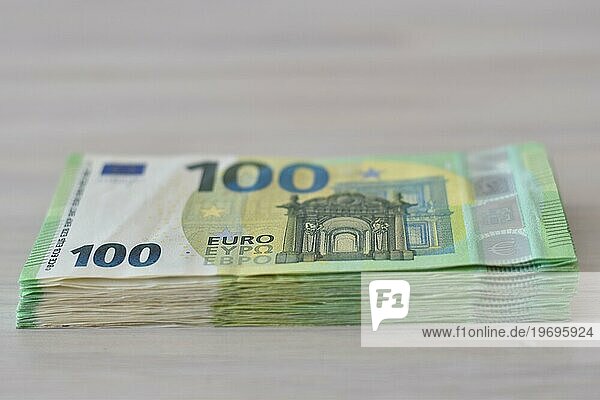 Viele einhundert Euro Scheine als Stapel auf einem Tisch  Symbolbild für Bargeld  Reichtum oder Korruption