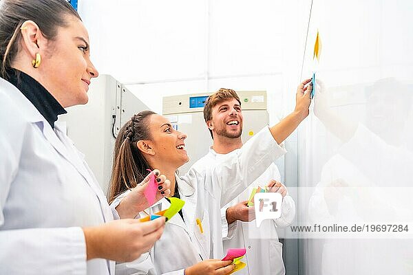 Gruppe junger Wissenschaftler während eines kreativen Prozesses in einem Krebsforschungslabor