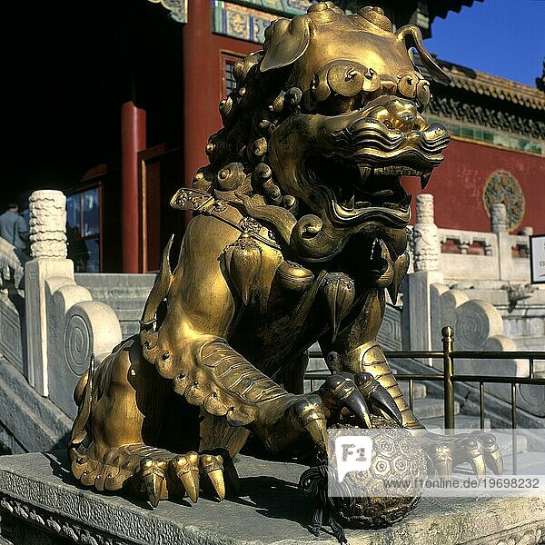 China  Peking: Kaiserpalast (Gugong)  vergoldeter Bronzelöwe vor dem Palast der himmlischen Reinheit  Asien