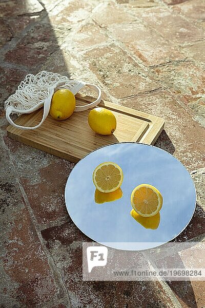 Spiegel mit frischen Zitronen