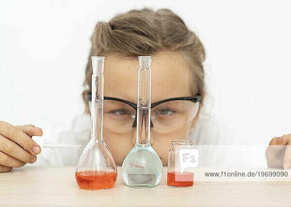 Mädchen macht chemische Experimente mit Reagenzgläsern