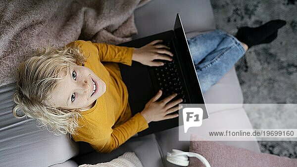 Junge Couch mit Laptop 2