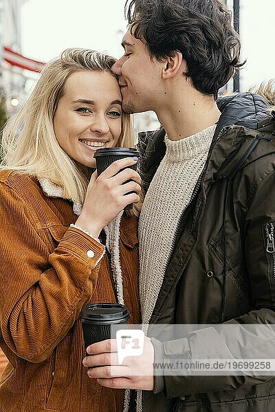 Junges Paar im Freien genießt Tasse Kaffee 2