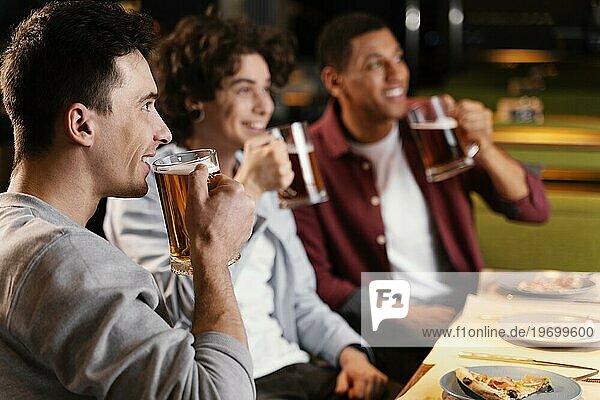 Nahaufnahme Männer beim Biertrinken