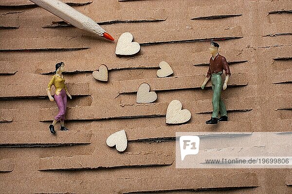 Tiny Figur von Mann und Frau Miniaturmodell und Herz als Liebe Konzept