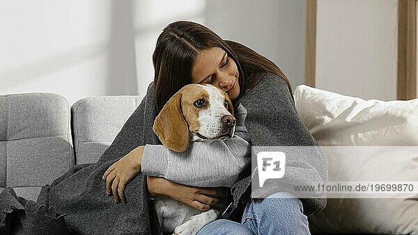 Medium shot Mädchen umarmt Hund