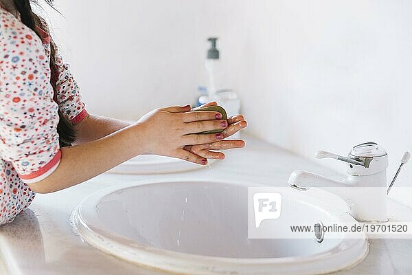 Mädchen mit Seife ihre Hände Badezimmer
