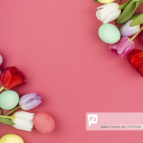 Bunte Ostereier mit Tulpenblüten Tisch