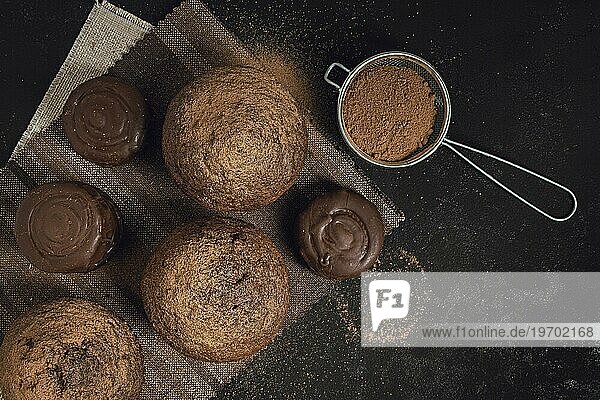 Close up geschmackvolle Muffins Kakaopulver