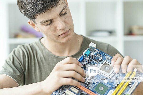 Männlicher IT Techniker  der die Hauptplatine repariert