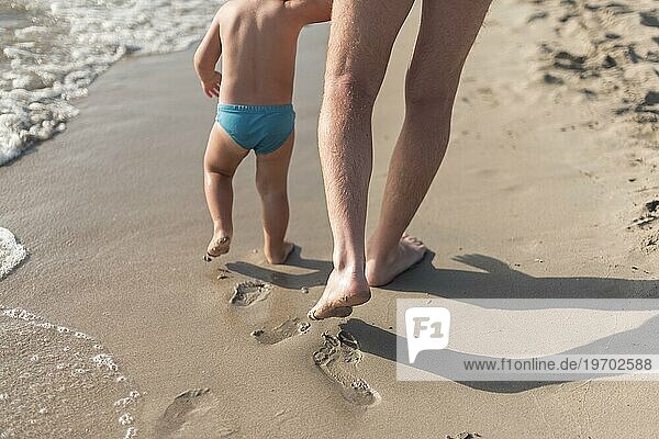 Nahaufnahme Vater Sohn Spaziergang am Strand