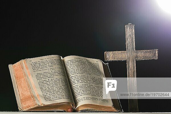 Heiliges Buch Kreuz Mondlicht