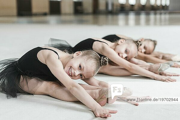 Lächelnde Ballerina Mädchen posieren Tanzfläche