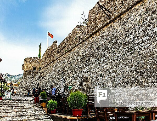 Restaurants entlang der Stadtmauer  Ruinenstadt Stari Bar  uspruenglich aus dem 11. Jhd.  zaehlt zu den kulturhistorisch wertvollsten Staetten in Montenegro  Stari Bar  Montenegro  Europa