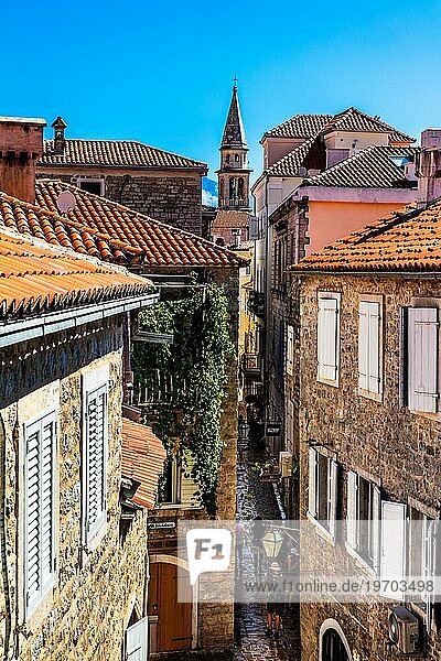 Blick vom Rundgang auf der alten Stadtmauer  Altstadt von Budva  Montenegro  Budva  Montenegro  Europa