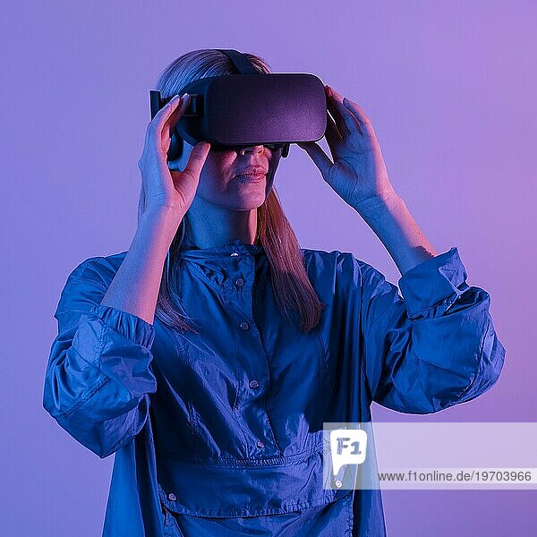 Frau trägt Virtual Reality Gadget